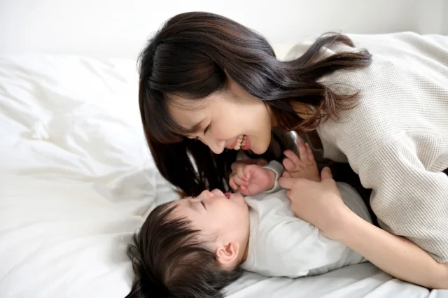 赤ちゃんとふれあう母親